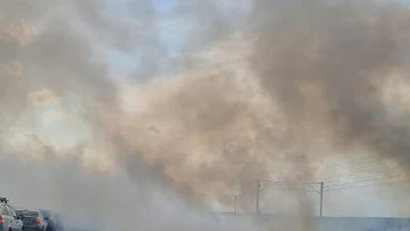 Update 2: Circulația a fost reluată. Incendiu de proporții pe Autostrada Soarelui. Circulația a fost oprită pe sensul către București din cauza vizibilității reduse. Circulația feroviară a fost întreruptă în zonă