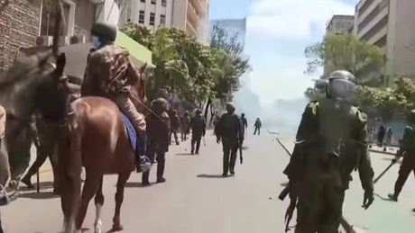 Preşedintele Kenyei anunță retragerea proiectului de buget care a dus la declanșarea de proteste violente în țară, soldate cu 22 de morți