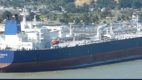 Petrolierele rusești evită sancțiunile străine prin transferuri secrete de încărcătură în apropiere de Singapore