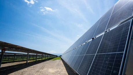A fost inaugurat cel mai mare parc fotovoltaic cu panouri care se mișcă după soare din România, la Părău, Brașov, 91 MW.  Parcul, deținut de Econergy, a găzduit a doua ediție a Solar Open Day