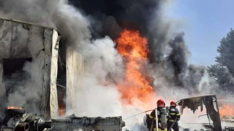 Vâlcea: Incendiu de proporții la o fabrica de mase plastice din Mihăești. Un pompier a leșinat