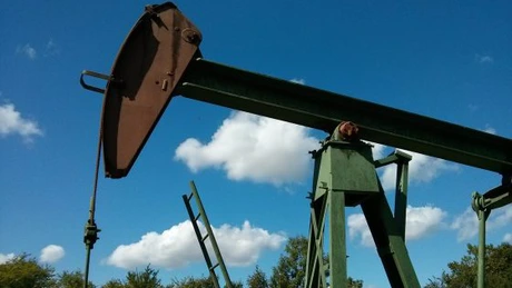 EIA: Prețul petrolului în scădere, oferta globală va depăși cererea în 2025