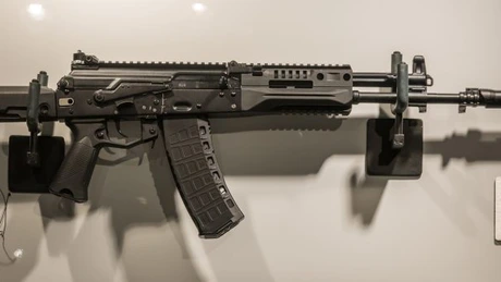 Kalaşnikov anunță că a livrat anticipat către armata rusă un nou lot de puști de asalt AK-12