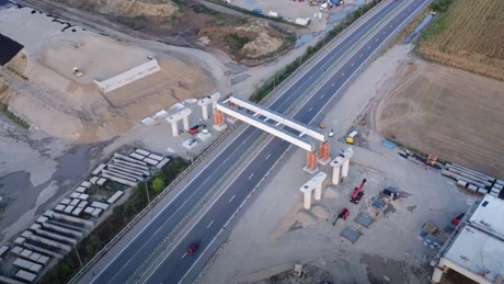 Autostrada A7 Ploiești - Buzău: Au fost montate 8 din cele 12 grinzi ale pasajului principal de la nodul cu A3