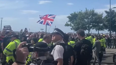 Criză în Marea Britanie - Reuniune de urgenţă a guvernului după protestele violente anti-imigraţie. Procurorii, suplimentaţi pentru ca 