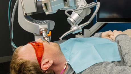 Un dentist robot a efectuat prima intervenție pe un om din lume