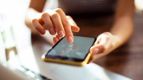 Peste 1,3 milioane de numere de telefon portate în 2024. Ce operatori au câștigat cele mai multe numere din rețele rivale
