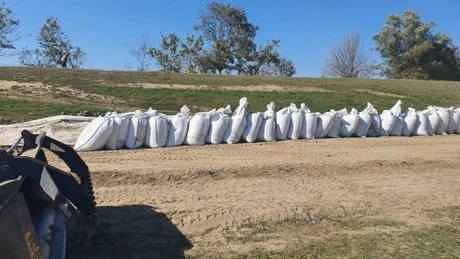 ANAR construiește diguri provizorii din sute de saci cu nisip în zonele Ciocăneşti şi Baital de pe braţul Borcea din judeţul Călăraşi
