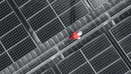 Facturi reduse pentru companii. 450 de milioane de euro, fonduri nerambursabile pentru investiții în energie regenerabilă, sunt disponibili în această vară