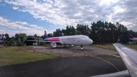 Wizz Air și-a parcat avioanele fără motoare pe o fostă bază militară din Polonia VIDEO