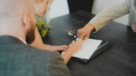 Mulți români primesc despăgubiri modice pentru exproprierea proprietăților de pe traseul marilor lucrări de instrastructură. Cu toate astea, doar 3 din 10 le contestă în instanță – avocat