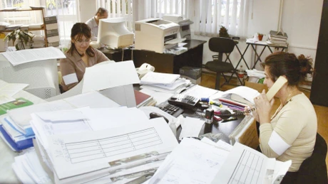 Funcţionarii publici se simt abuzaţi din cauza testărilor anuale pe care trebuie să le susţină. 