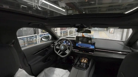BMW își trimite mașinile de pe linia de asamblare să se descurce singure în fabrică - VIDEO