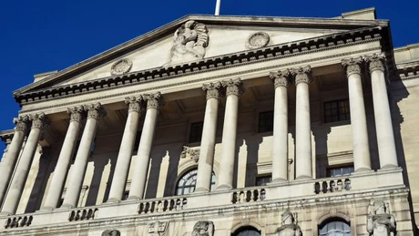 Banca Angliei a redus dobânda de referință până la 4,50% și și-a înrăutățit estimarea privind evoluția economiei