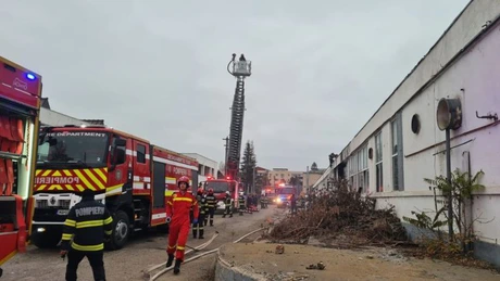 Incendiu la o hală a fabricii Moldomobila din Iași. Au fost trimise şase autospeciale de stingere