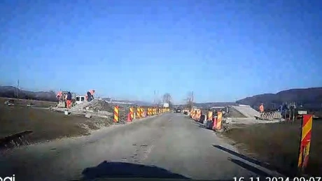 Pregătiri intense pentru deschiderea parțială a autostrăzii Pitești-Curtea de Argeș, parte a lotului 5 din autostrada Pitești-Sibiu. Deja se lucrează la sensul giratoriu pentru descărcarea traficului în drumul național