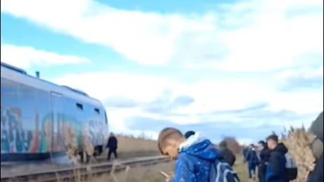 Călătorii unui tren care s-a defectat pe ruta București - Pitești, preluați de alt tren