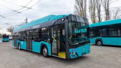 Primele două autobuze electrice, din 42 câte au fost cumpărate de Primărie, au ajuns la Galați