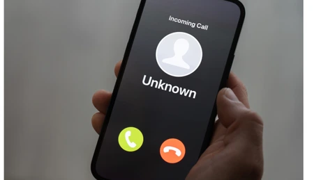 Trei din zece apeluri telefonice necunoscute au fost fraude sau spam în 2023, la nivel global - analiză