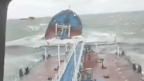 Poluare în Marea Neagră. Un petrolier rusesc s-a rupt în două iar un altul a fost avariat în urma unei furtuni, în zona strâmtorii Kerci