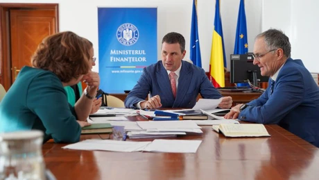 Reuters: România se zbate să nu ajungă cu ratingul la nivelul junk, în timp ce promite că va scădea deficitul și costurile din sectorul public