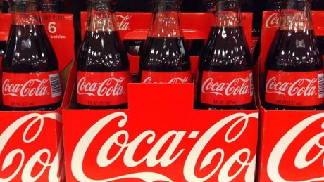Coca-Cola retrage masiv de pe piața din Europa de Vest mai multe băuturi. Ce s-a găsit în sticle și doze