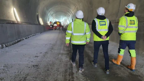 Primul drum cu maşina prin tunelul de pe Autostrada Sibiu-Piteşti, secţiunea 4 Tigveni- Curtea de Argeş (VIDEO)
