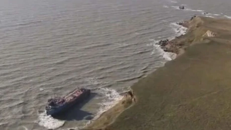 Noi pete de combustibil descoperite în Marea Neagră după naufragiul a două petroliere ruseşti în decembrie