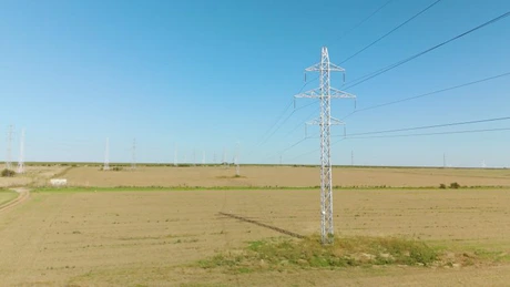 Peste 62% dintre români susțin realizarea de investiții mai mari în rețelele de distribuție a energiei electrice - studiu