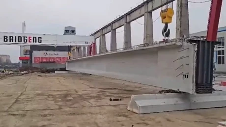 Autostrada Sibiu - Pitești: Prima grindă a mega-viaductului de la Boița este transportată către șantier VIDEO