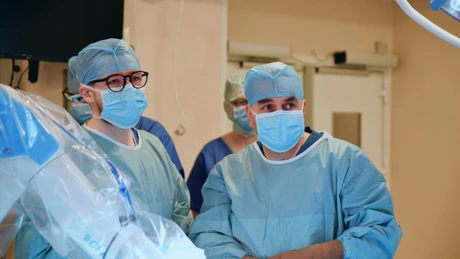 MedLife a dotat spitalul Humanitas din Cluj cu robotul Rosa, utilizat în chirurgie ortopedică