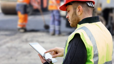 ANCOM scade taxele, de la 5.647 euro/km/an la doar 282 euro, pentru companiile telecom care instalează rețele pe autostrăzi