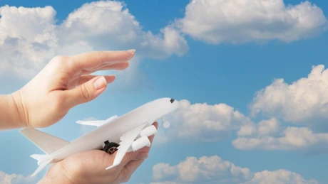 UNIQA: Creștere de 31% a despăgubirilor cerute de clienți pentru zboruri întârziate în 2024. A apărut asigurarea de călătorie tip abonament anual