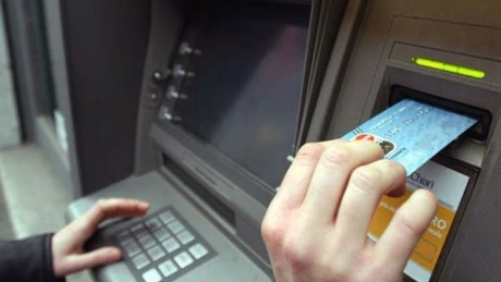 Vești proaste pentru toți românii care au card. Băncile au reintrodus comisioane la propriile ATM. Ce bănci au cele mai mari costuri