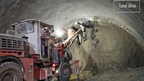 VIDEO Autostrada Sibiu - Pitești: Porr mai are de forat 130 de metri în a doua galerie a primului tunel