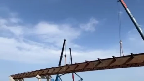 VIDEO Autostrada A7 Ploiești - Buzău: Primul tablier metalic montat pe lotul 3. Este fabricat în România cu tehnologie de ultimă generație