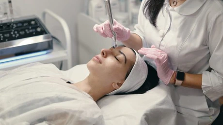ANAF verifică clinicile medicale care au și alte activități, de genul serviciilor estetice. Le pune să plătească TVA pe toate serviciile