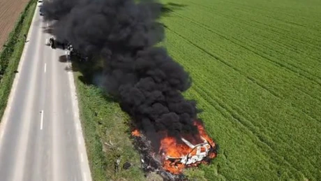 O mașină electrică s-a lovit de un cap de pod și a luat foc, în Iași