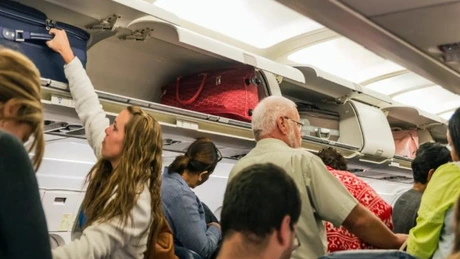 Taxele pe bagajele de cabină au devenit mina de aur a operatorilor low-cost. Peste 10 miliarde euro încasaţi în 2024, Ryanair domină clasamentul