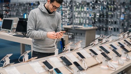 Evoluția prețului unui smartphone. Portofele mai goale pentru consumatori, conturi pline pentru producători în primul trimestru