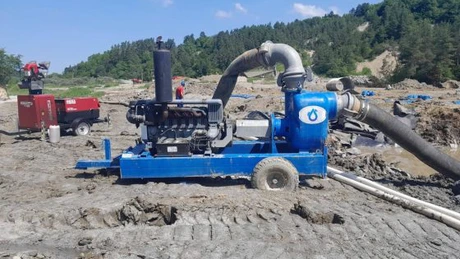 Intervenție complexă în zona Praid. ANAR lucrează cu zece motopompe pentru reducerea salinității apei din aval după ce salina a fost inundată (Video)