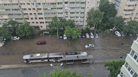 Apa Nova intervine în București cu toate echipele și utilajele după ploaia torențială de astăzi