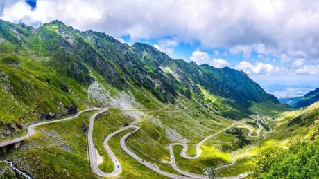 Transfăgărășanul se deschide mâine. Atenționare de urși pe cel mai spectaculos drum din România