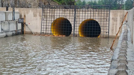 Un efort care pare tardiv. Salrom a finalizat lucrările de deviere provizorie a cursului pârâului Corund din localitatea Praid. Este vorba de cursul de apă care a inundat și distrus salina