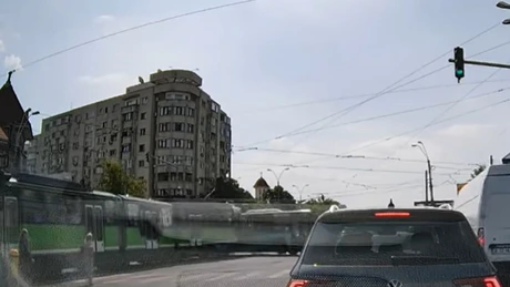 VIDEO - Accident grav în centrul Bucureștiului. 11 răniţi după ce un tramvai s-a ciocnit cu un autobuz