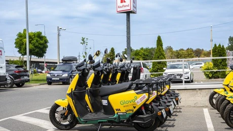 Glovo, Uny și Kaufland introduc 20 de vehicule electrice și stații de încărcare pentru livratorii din Constanța