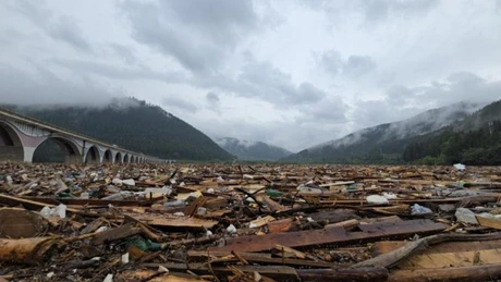 Hidroelectrica a început degajarea deşeurilor de pe acumularea Izvorul Muntelui-Bicaz