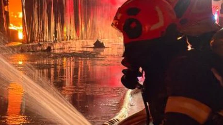 UPDATE ISUBIF: Incendiu la un spaţiu de depozitare de la Complexul Dragonul Roşu; nu sunt victime