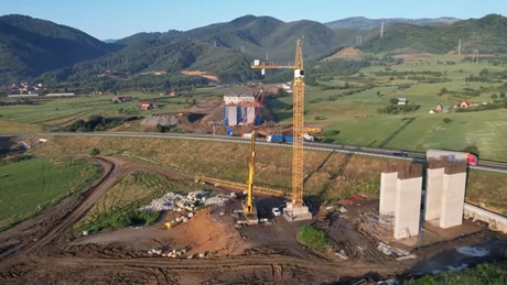 VIDEO Autostrada A1 Sibiu - Pitești: Turcii de la Mapa au adus macarale turn pentru viaductul Boița