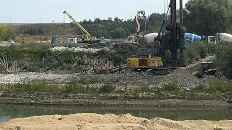 FOTO Autostrada Unirii A8: Ce lucrări se execută acum pe cele două maluri ale Prutului la primul pod de autostradă cu Republica Moldova